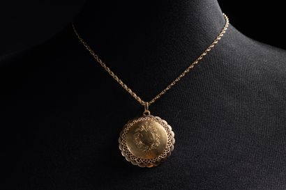 Pendentif rond bombé à festons et filigranné...