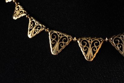 Yellow gold (750 thousandths) drapery necklace...