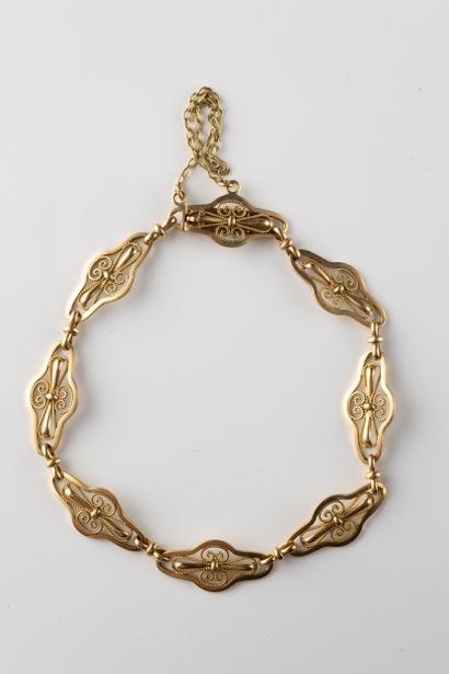 Filigreed and curved link bracelet in yellow...