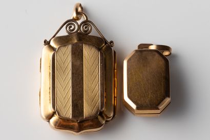 2 pendentifs souvenir ouvrant en or jaune...