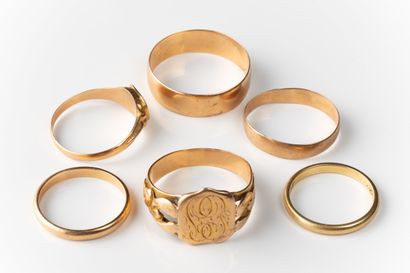 Lot of worn jewelry including wedding rings...