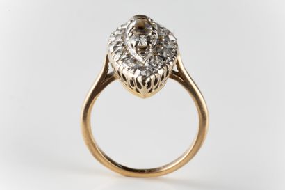 Bague marquise en or gris et or jaune (750...