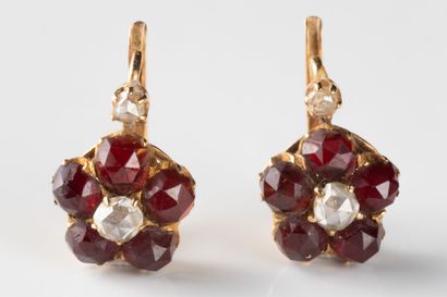 Paire de boucles d’oreilles « fleur » anciennes...