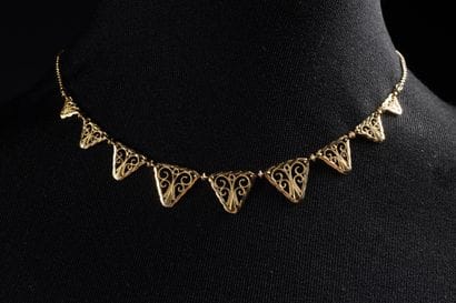 Yellow gold (750 thousandths) drapery necklace...