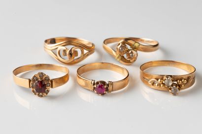 Lot of damaged and worn jewelry in yellow...