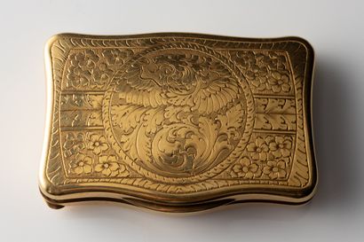 Curved snuffbox or cigarette box in yellow...
