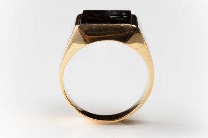 Bague chevalière rectangulaire ornée d’une...