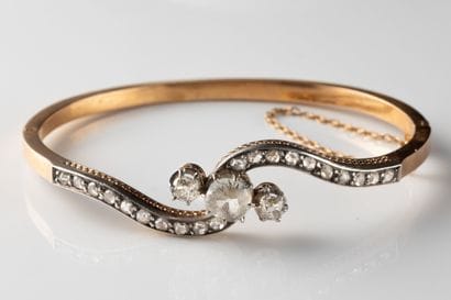 Bracelet jonc ouvrant orné de diamants de...