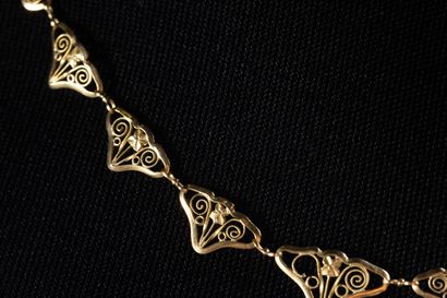 Yellow gold (750 thousandths) drapery necklace...