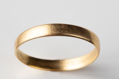 Worn yellow gold wedding band. 
PB: 2.3 ...