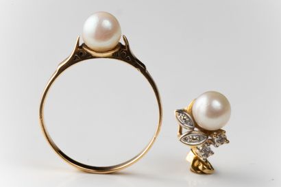 Bague et pendentif floral ornés d’une perle...