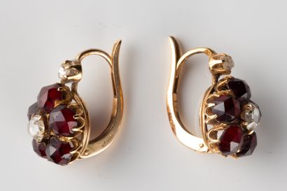 Paire de boucles d’oreilles « fleur » anciennes...