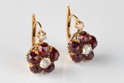 Paire de boucles d’oreilles « fleur » anciennes...