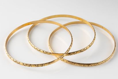 3 bracelets jonc anciens ornés de ciselures...