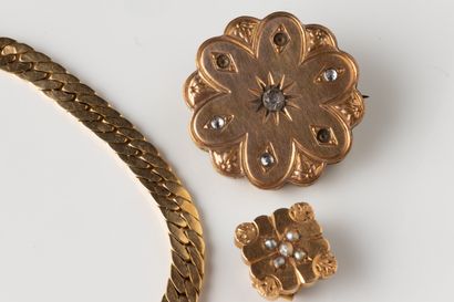 2 pieces of worn and damaged yellow gold...