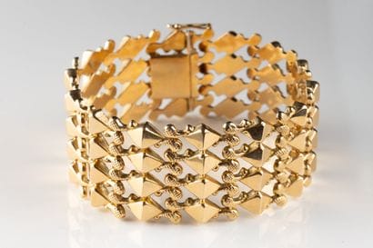 Large diamond-shaped bracelet in yellow gold...
