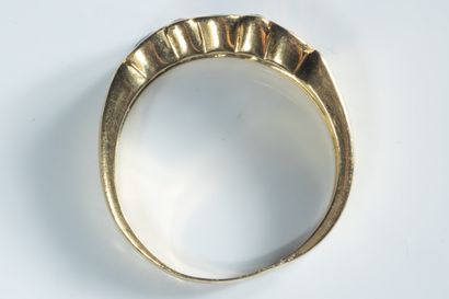 Yellow gold (750 thousandths) band ring set...