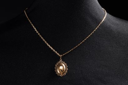 Set in yellow gold (750 thousandths):
- A...