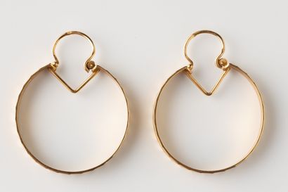 Grande paire de boucles créoles en or jaune...