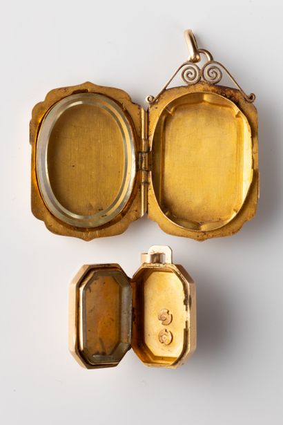 2 pendentifs souvenir ouvrant en or jaune...