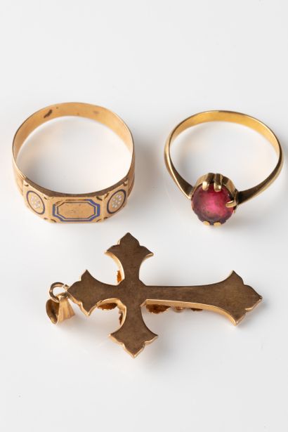 Lot of damaged and missing jewelry in yellow...