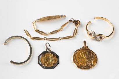 Accidental jewelry set in yellow and white...