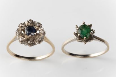 2 bagues usées en or gris (750 millièmes)...