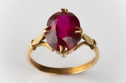 Yellow gold (750 thousandths) ring set with...