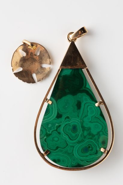 2 pendants : 
- One Sand dollars in yellow...