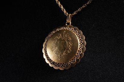 Pendentif rond bombé à festons et filigranné...