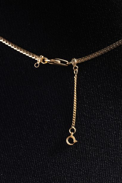 Yellow gold (750 thousandths) necklace centered...