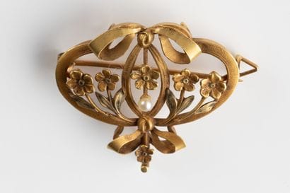 Possible Belle Epoque brooch pendant in yellow...