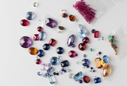 Lot of blue, red and violet imitation stones,...