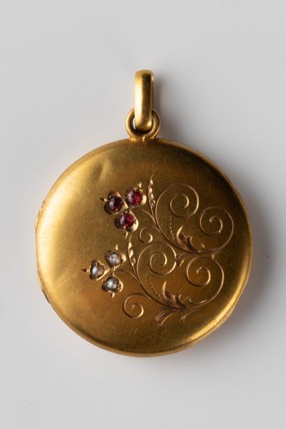 Round opening souvenir pendant in yellow...