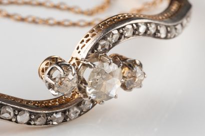 Bracelet jonc ouvrant orné de diamants de...