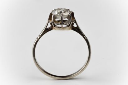 Bague solitaire en platine (850 millièmes)...