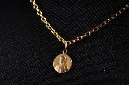 2 bijoux en or jaune (750 millièmes):
- Une...