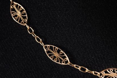 Yellow gold (750 thousandths) filigree ogival...