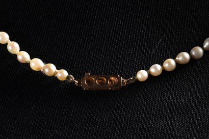 Necklace with 76 white baroque cultured pearls....