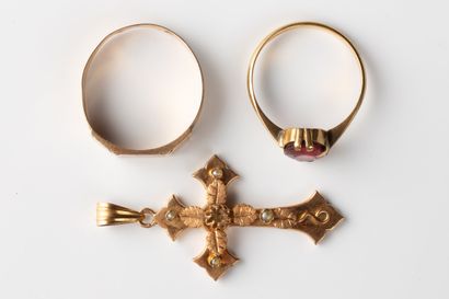 Lot of damaged and missing jewelry in yellow...