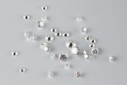 Lot of brilliant-cut diamonds of various...