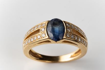 Yellow gold (750 thousandths) half-moon ring...