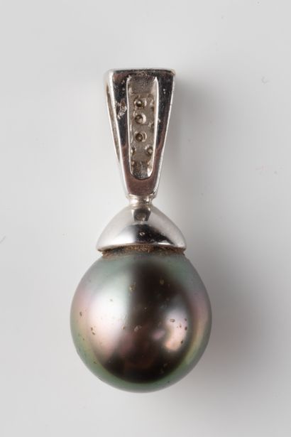 Pendentif orné d’une perle de Tahiti en or...