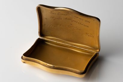 Curved snuffbox or cigarette box in yellow...