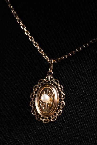 Set in yellow gold (750 thousandths):
- A...