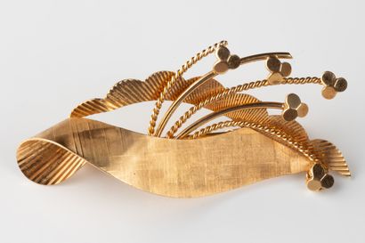Ribboned and twisted brooch in yellow gold...