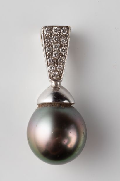 Pendentif orné d’une perle de Tahiti en or...