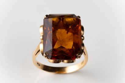 Rectangular ring in yellow gold (750 thousandths)...