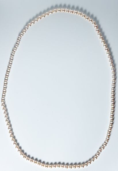 Long necklace of 106 banch cultured pearls,...