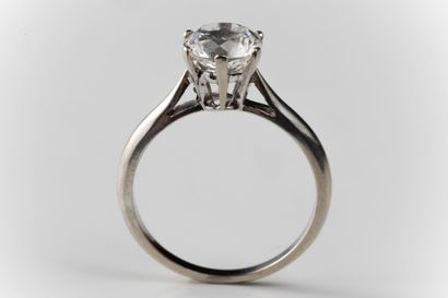 Bague solitaire en or gris (750 millièmes)...